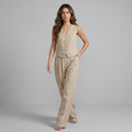 Conjunto de dos piezas: chaleco y pantalón informal.