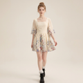 Elegante vestido floral con escote cuadrado