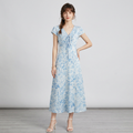 vestido azul con estampado floral