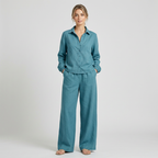 Elegante conjunto de dos piezas que incluye camisa y pantalón de pierna ancha.