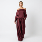 Elegante traje con hombros descubiertos
