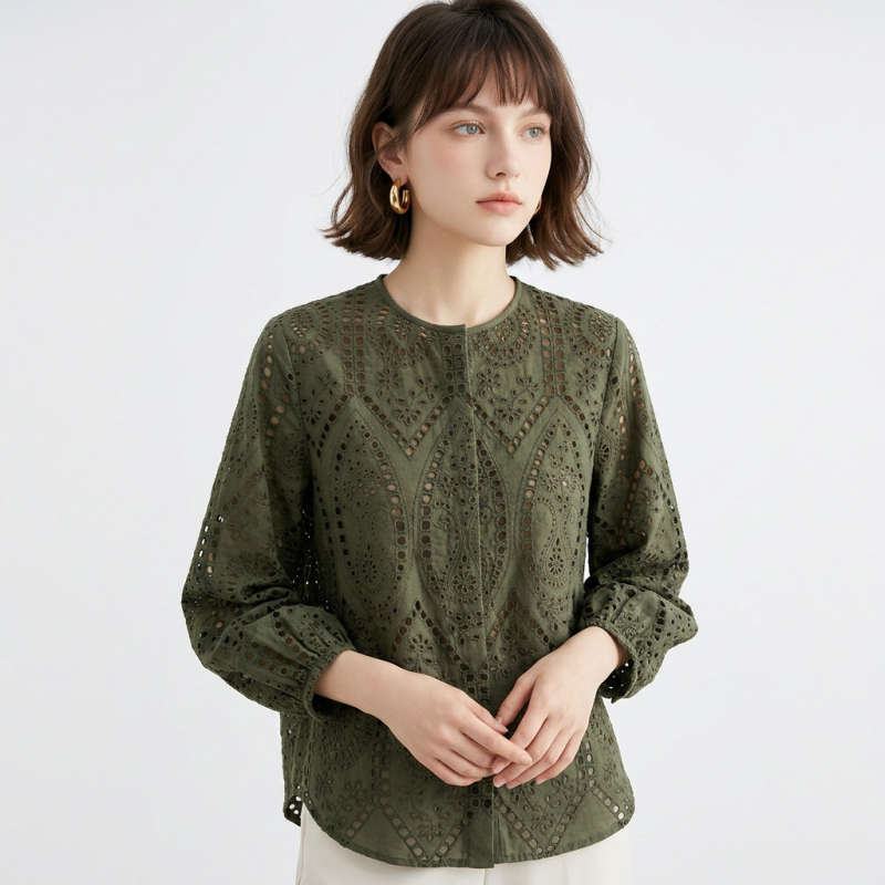 Camisa de cuello redondo con aberturas