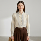 Camisa con cuello alto y volantes