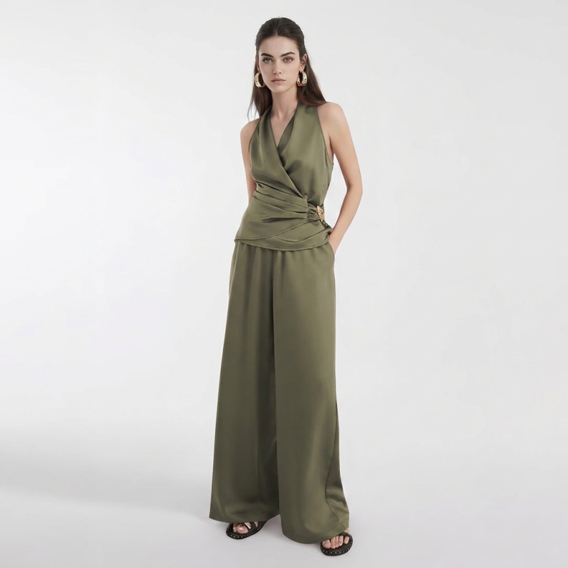 Conjunto de dos piezas: chaleco y pantalón.