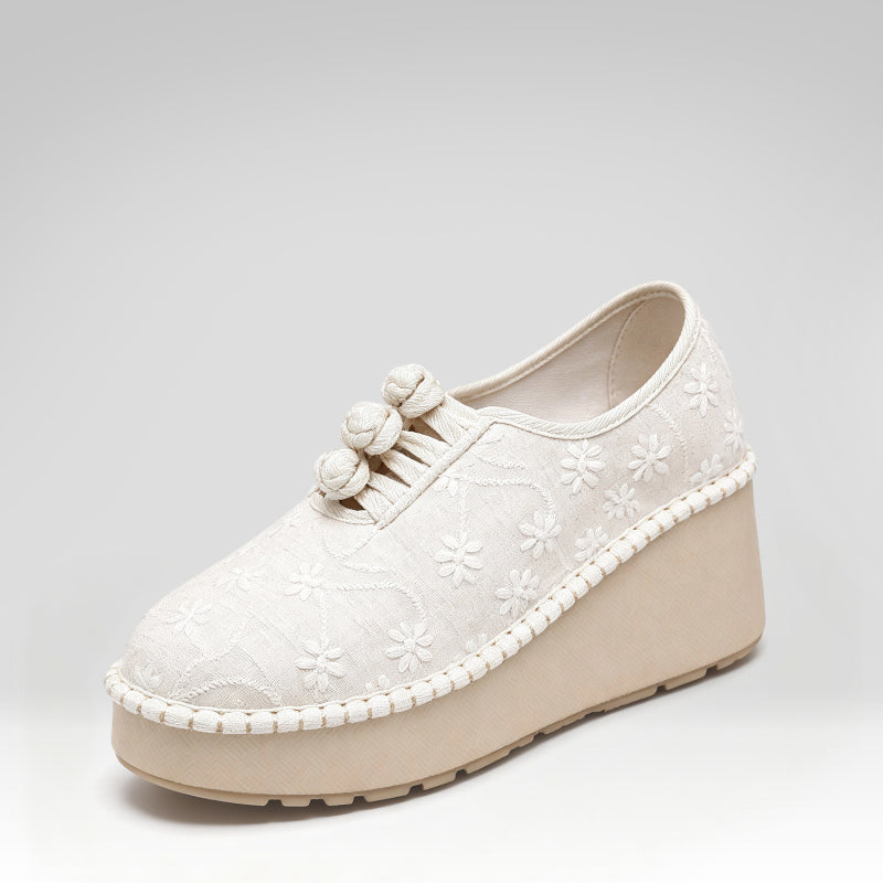 Zapatos de cuña con bordados de tela