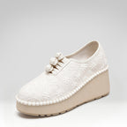 Zapatos de cuña con bordados de tela