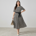 Elegante vestido con cinturón