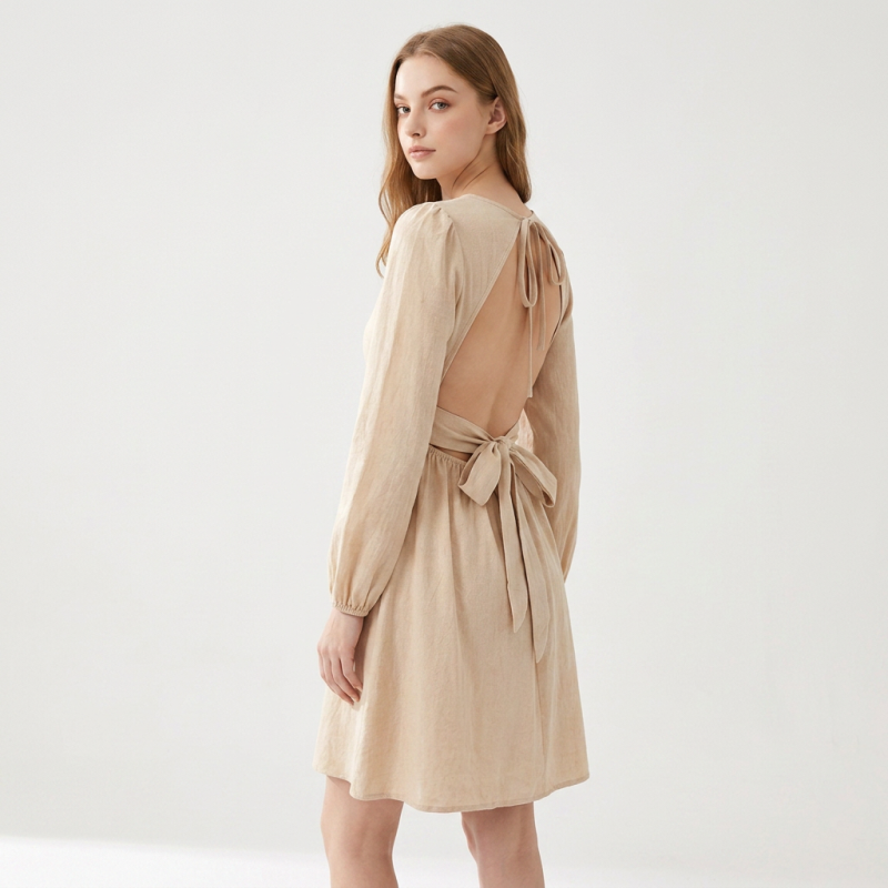 Precioso vestido sin espalda con tirantes en la cintura