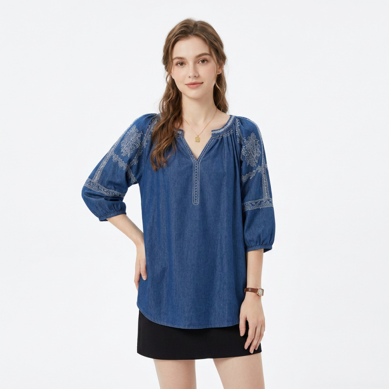 Camisa bordada de cuello redondo