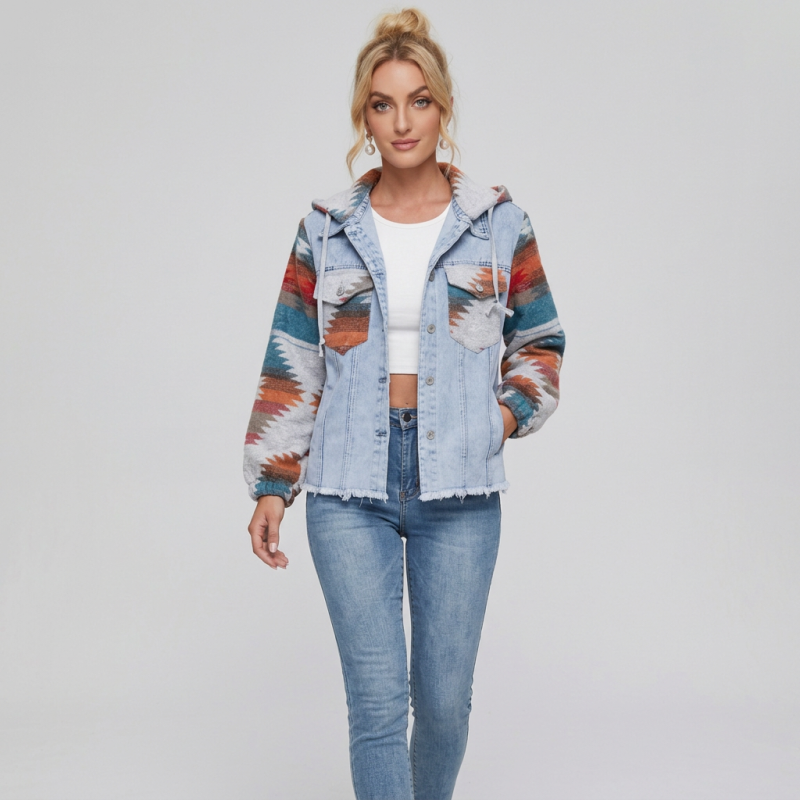 Chaqueta vaquera con capucha y bloques de color
