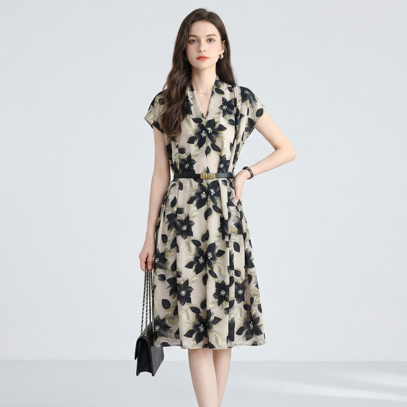 Vestido estampado que ciñe la cintura
