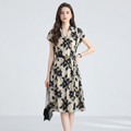 Vestido estampado que ciñe la cintura