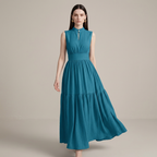 Vestido de falda amplia con cuello alto y botones de perlas