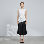 Elegante blusa de satén con cuello de perlas.