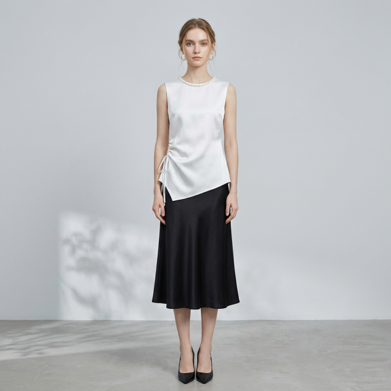 Elegante blusa de satén con cuello de perlas.