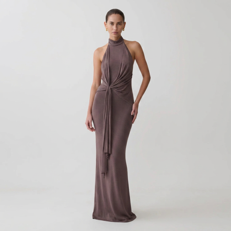 Vestido ajustado con cuello halter a la moda