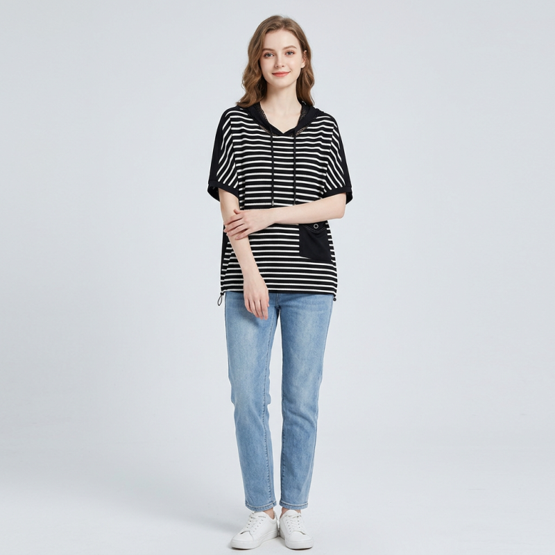 Camiseta con capucha a rayas