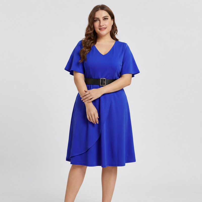 Vestido de falda amplia con mangas con volantes a la moda