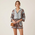 Conjunto de dos piezas con camisa estampada