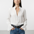 Elegante camisa de manga larga con cremallera.