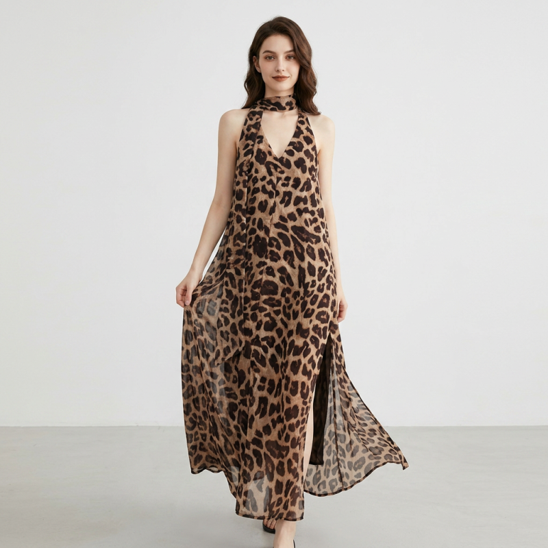 vestido con cuello halter y estampado de leopardo