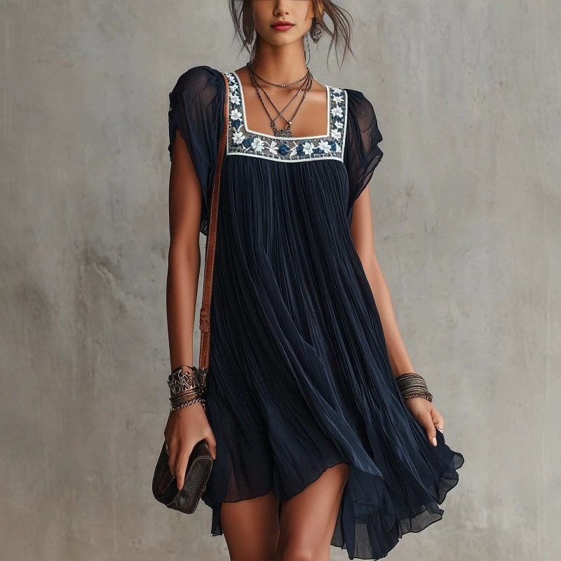 Vestido bordado con escote cuadrado
