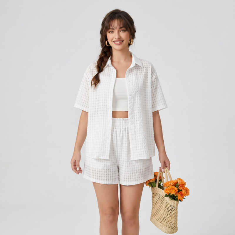 Conjunto de dos piezas compuesto por camisa a cuadros y pantalones cortos.