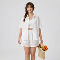 Conjunto de dos piezas compuesto por camisa a cuadros y pantalones cortos.