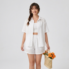 Conjunto de dos piezas compuesto por camisa a cuadros y pantalones cortos.