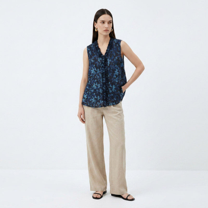 Una blusa estampada con flores y ribete de volantes.