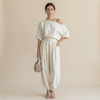 Elegante traje con hombros descubiertos
