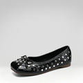 Zapatos planos con tachuelas