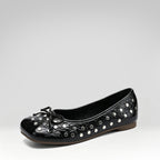 Zapatos planos con tachuelas