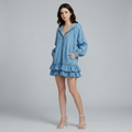 vestido con volantes y capucha