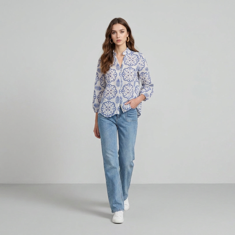Blusa estampada de cuello alto con botones.