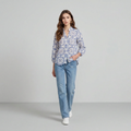 Blusa estampada de cuello alto con botones.