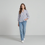 Blusa estampada de cuello alto con botones.