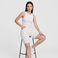 Pantalones elásticos de largo medio que estilizan la figura.