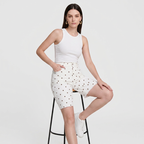 Pantalones elásticos de largo medio que estilizan la figura.