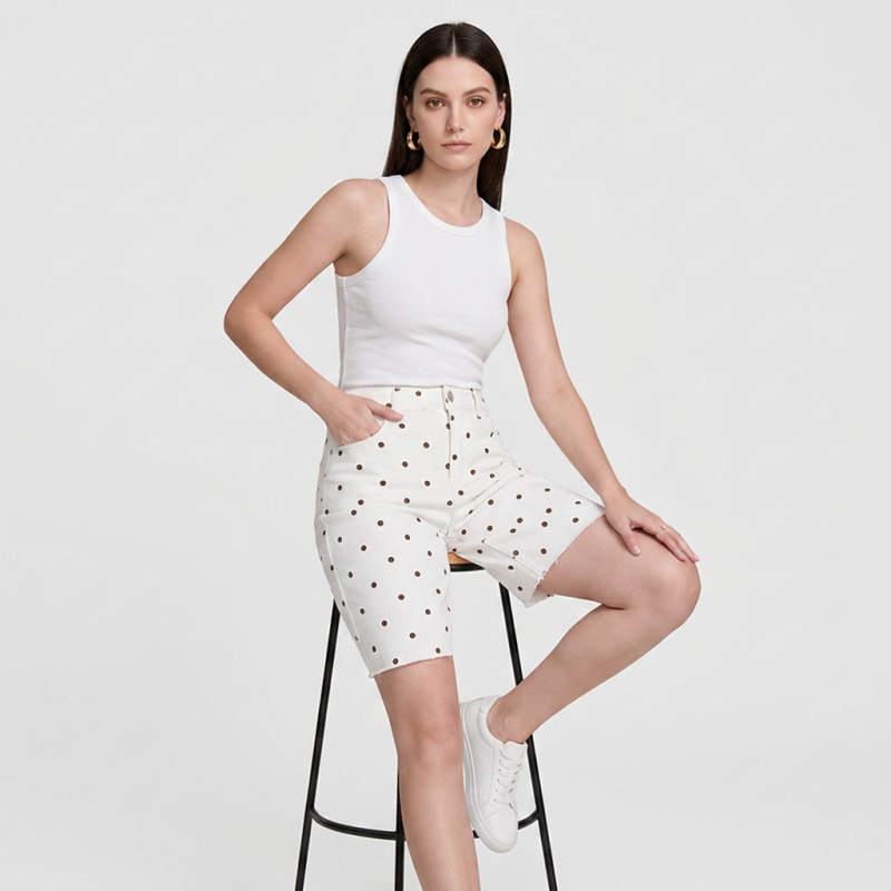Pantalones elásticos de largo medio que estilizan la figura.