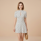 Vestido ajustado con cuello alto y aberturas, estampado de lunares