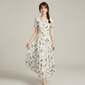 vestido largo floral que estiliza la figura