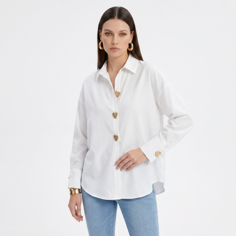 Camisa sencilla y que estiliza la figura.
